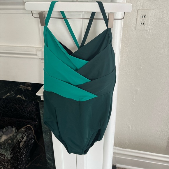 Lands end Women's Slender Suit V-neck Pleated X-back OnePiece Swimsuit - Picture 5 of 7